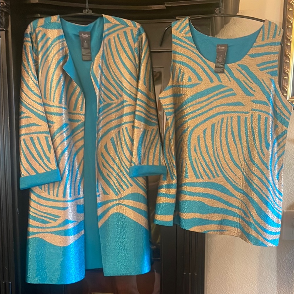 Turquoise and Gold Patterned Coat and Top Set - Beautiful 🤩